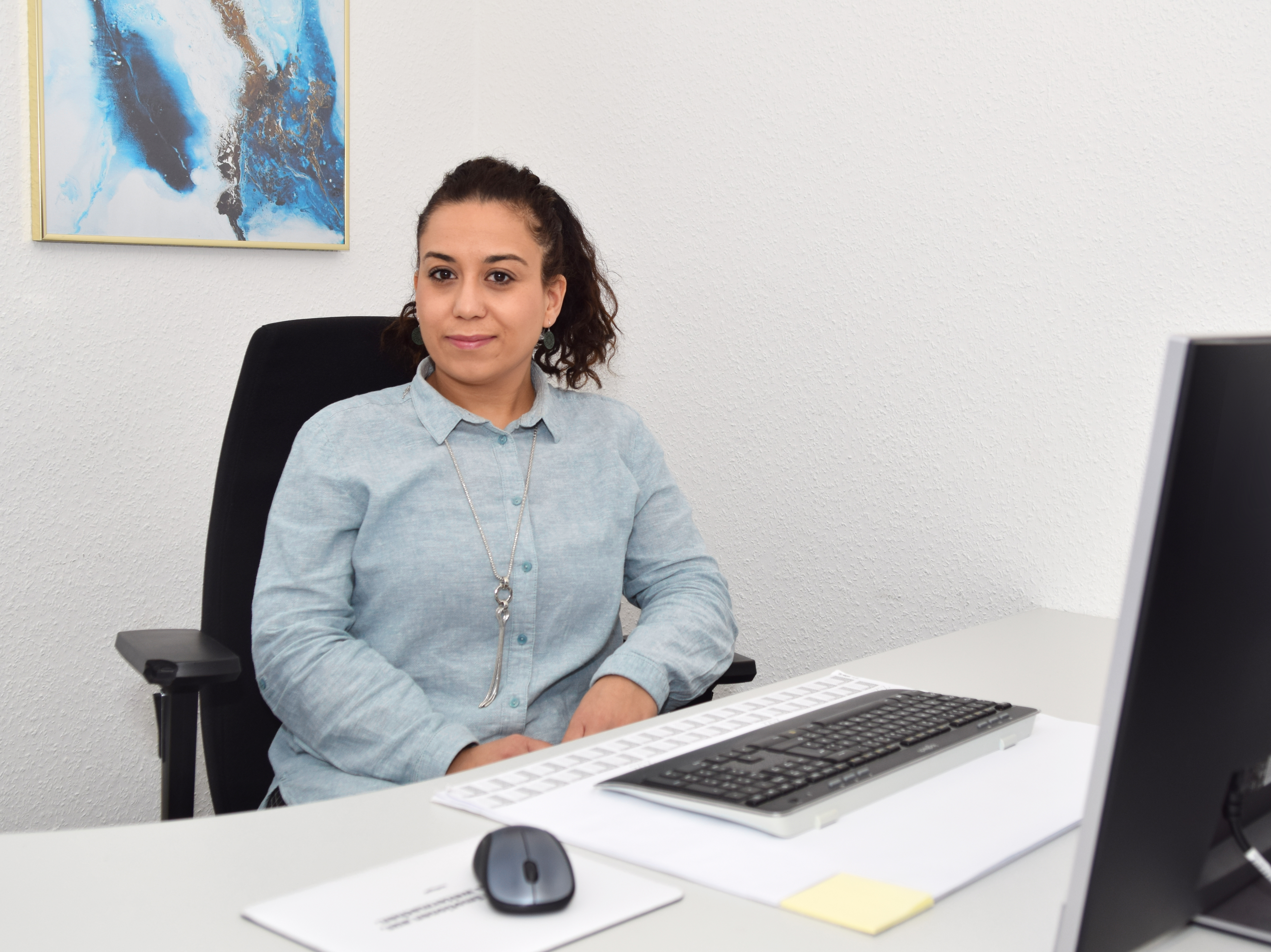 Gülay Alkan - Inhaberin, Pflegedienstleisterin und examinierte Altenpflegerin - in ihrem Büro des APA Pflegedienst Alkan in Ober-Mörlen